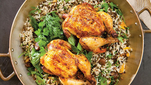 עופות צלויים ממולאים באורז, כבדים, ערמונים ופירות מיובשים של קייטרינג Atelier. צילום דניאל לילה