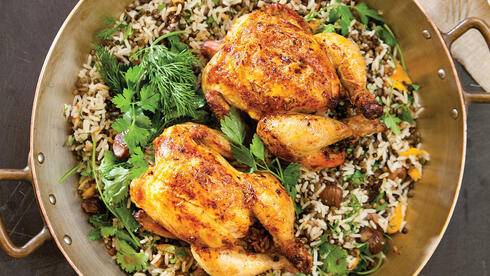 עופות צלויים ממולאים באורז, כבדים, ערמונים ופירות מיובשים של קייטרינג Atelier. צילום דניאל לילה