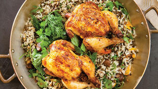 עופות צלויים ממולאים באורז, כבדים, ערמונים ופירות מיובשים של קייטרינג Atelier. צילום דניאל לילה