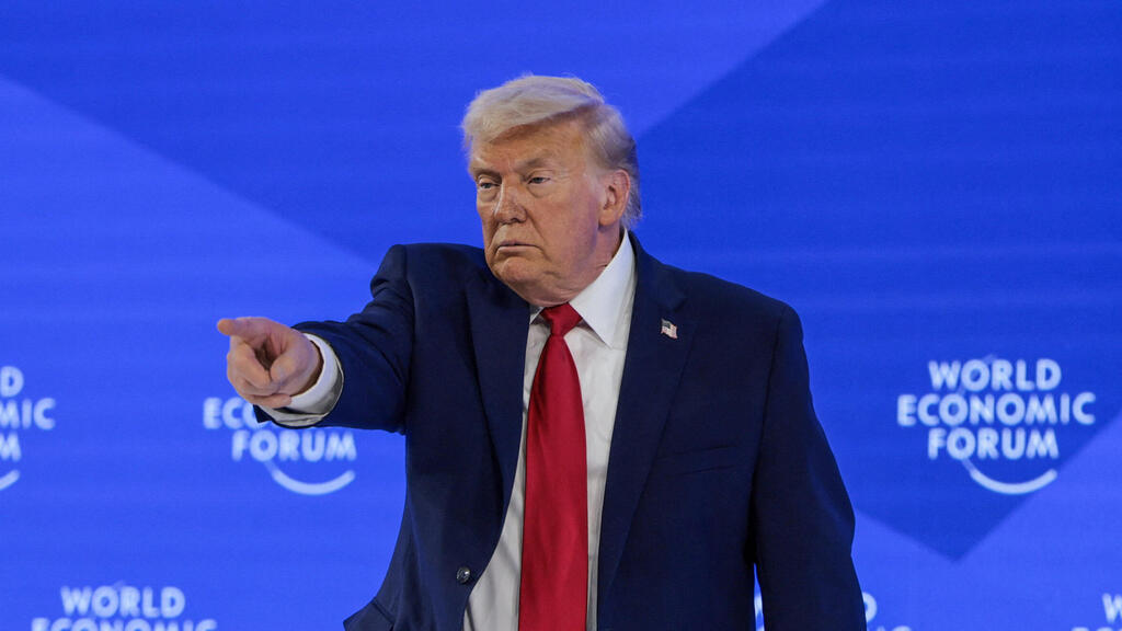 Дональд Трамп в Давосе (Фото: REUTERS/Jonathan Ernst) טראמפ בנאום בפני הפורום הכלכלי העולמי בדאבוס, שוויץ