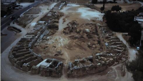 ההיפודרום העתיק בג'רש, אתר קבר אחים מהמגפה המתועדת הראשונה באזור הים התיכון