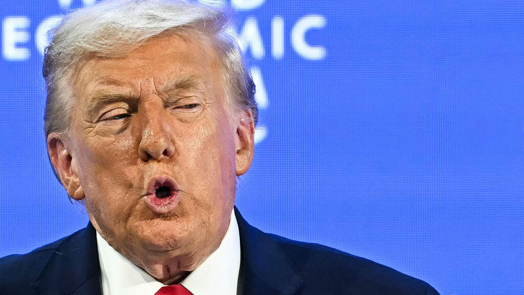 Trump speaking at the World Economic Forum in Davos (Photo: Fabrice COFFRINI / AFP) טראמפ בנאום בפני הפורום הכלכלי העולמי בדאבוס, שוויץ