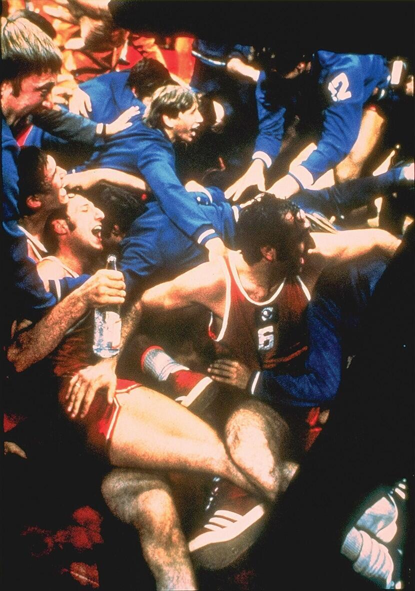 The Soviets celebrate at Munich 1972 (AP) הסובייטים חוגגים במינכן 1972