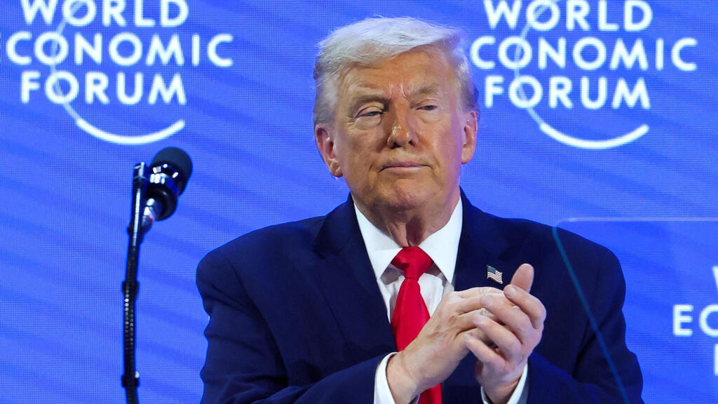 Дональд Трамп в Давосе (Фото: REUTERS/Denis Balibouse) טראמפ בנאום בפני הפורום הכלכלי העולמי בדאבוס, שוויץ