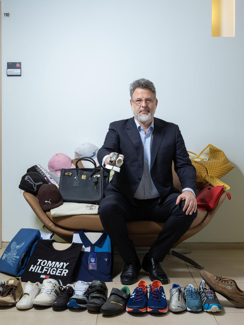 Attorney Roi Kornick (Photo: Yuval Chen) עו"ד רועי קורניק עם השלל המזויף