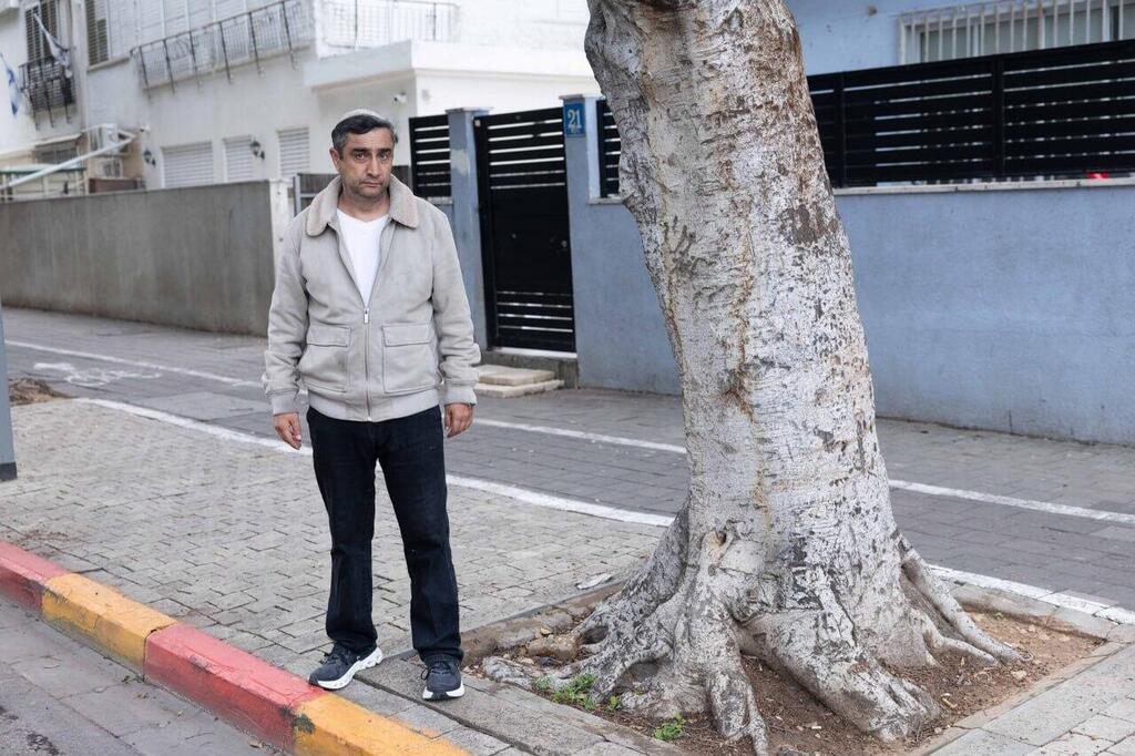 רפי פולטוב ליד עץ פיקוס