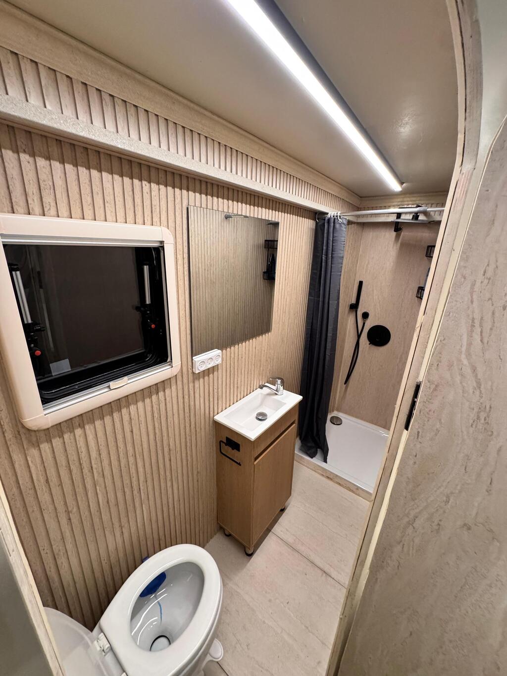 A bathroom, including a window and hot water (Photo: Reef Har Even) בית המשאית