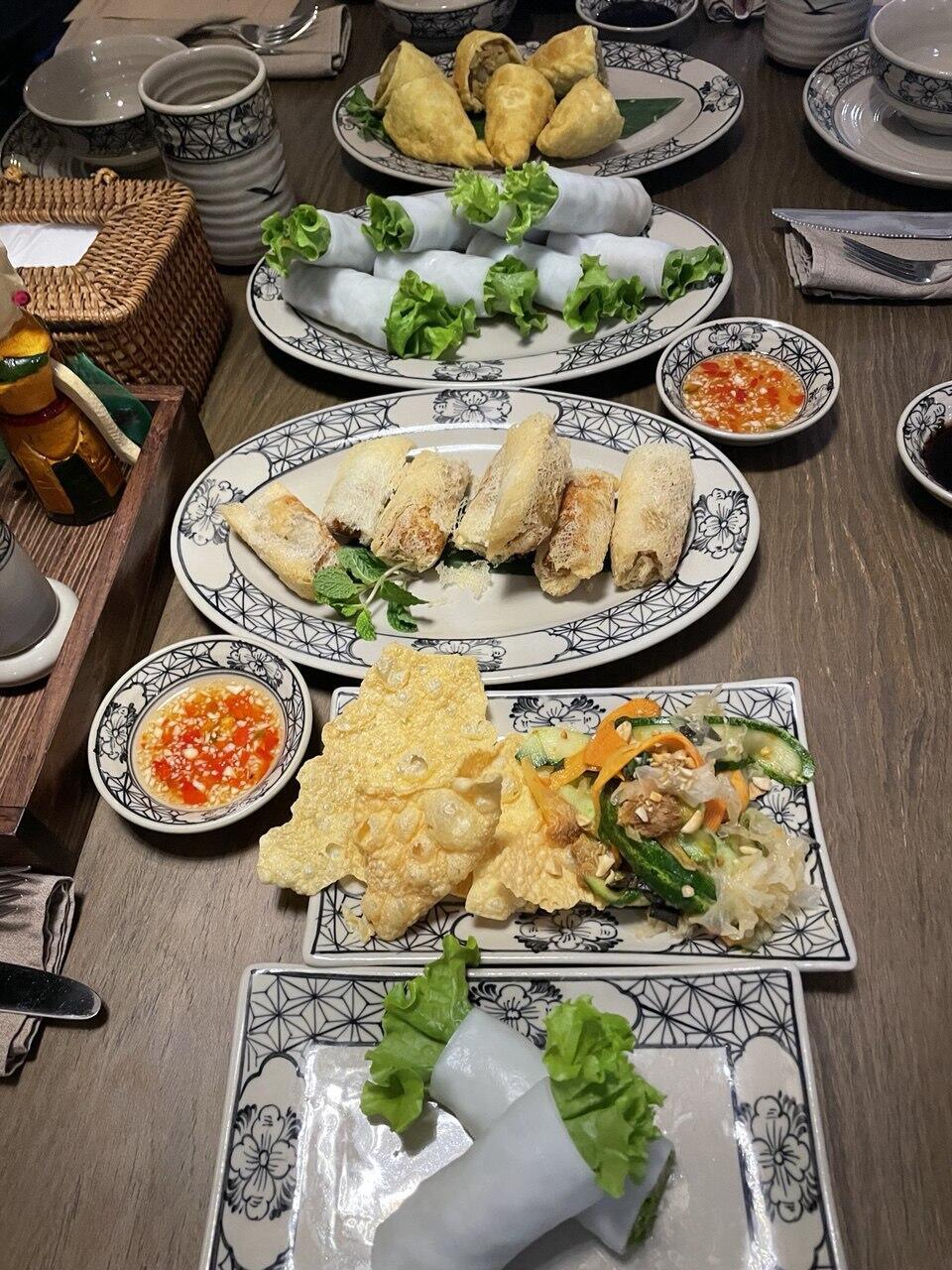 Vietnamese meal (Photo: Nily Levin) ארוחה במסעדה בהאנוי