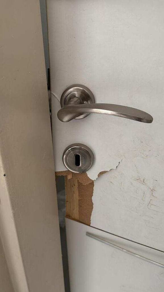 ונדליזם בבניין דירות בפתח תקווה שנפגע מטיל איראני