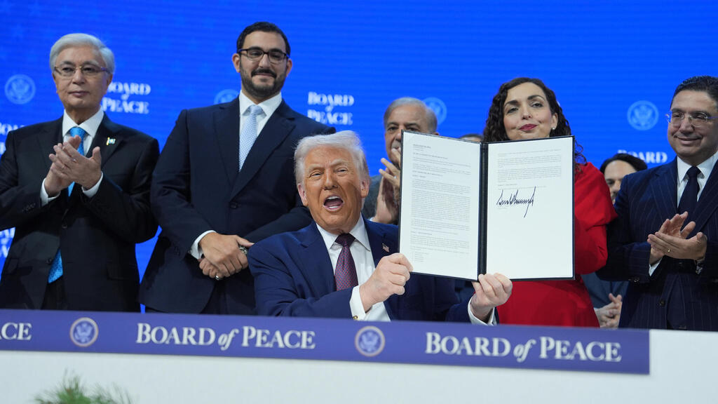 Photo: AP Photo/Evan Vucci טקס החתימה על אמנת מועצת השלום של טראמפ