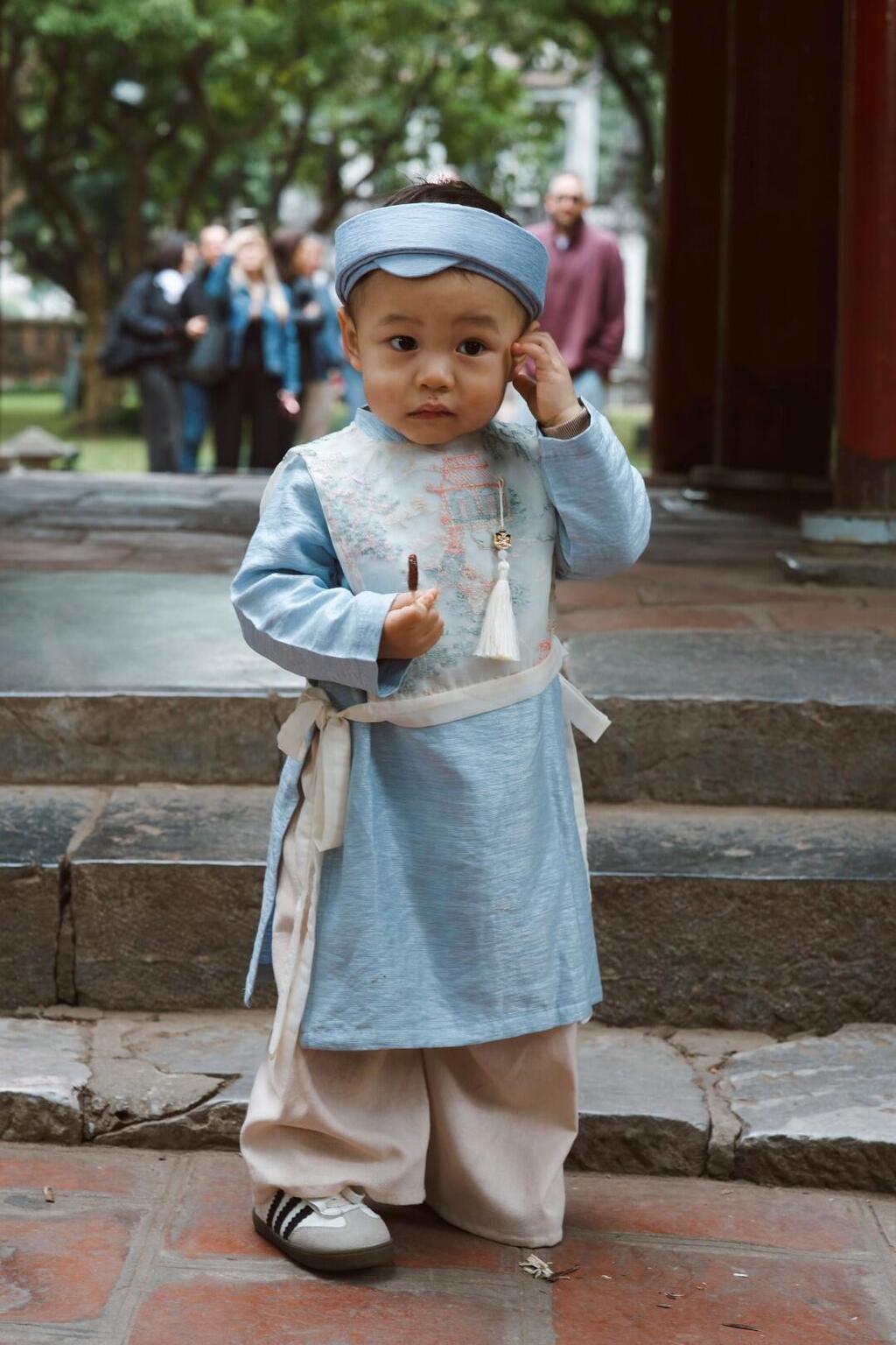 A child in traditional dress in Hanoi (Photo: Guy Bar-On) ילד במקדש הספרות, האנוי