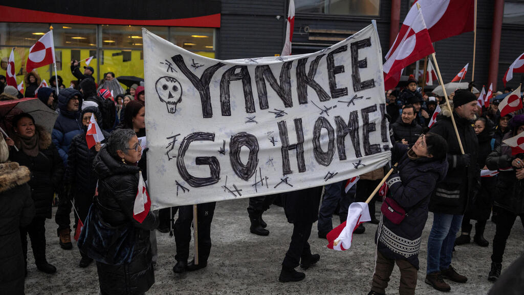 'Yankee go home' (Photo: Marko Djurica/Reuters) שלט "יאנקים הביתה!" בהפגנה בגרינלנד