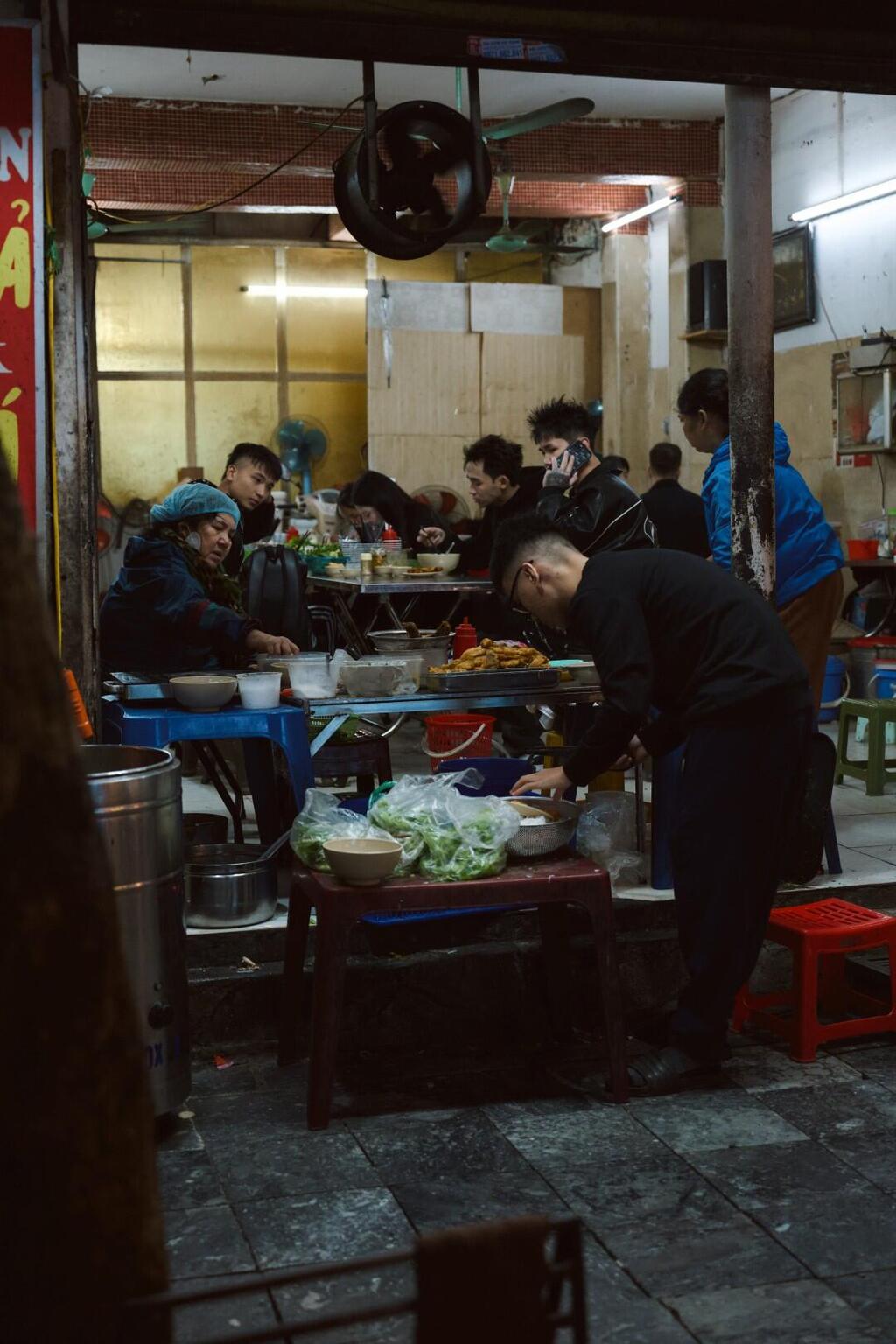 A Hanoi street eatery (Photo: Guy Bar-On) מסעדה בהאנוי