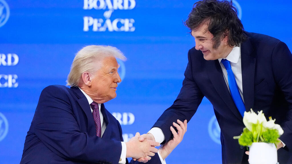 Javier Milei and Donald Trump in Davos (Photo: AP Photo/Markus Schreiber) טקס החתימה על אמנת מועצת השלום של טראמפ