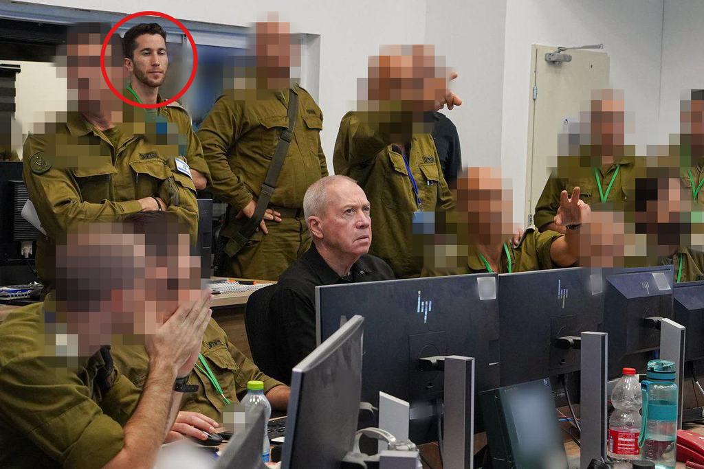 הקצין המתחזה אסף שמואלביץ' בחמ"ל עם שר הביטחון יואב גלנט, בתחילת המלחמה