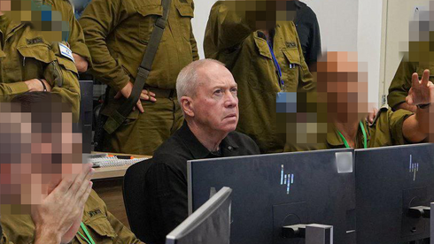 הקצין המתחזה אסף שמואלביץ' בחמ"ל עם שר הביטחון יואב גלנט, בתחילת המלחמה