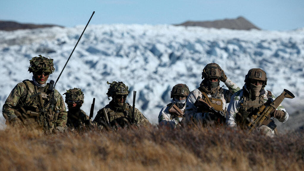 Danish soldiers in Greenland (Photo: Guglielmo Mangiapane/Reuters) חיילים דנים בגרינלנד