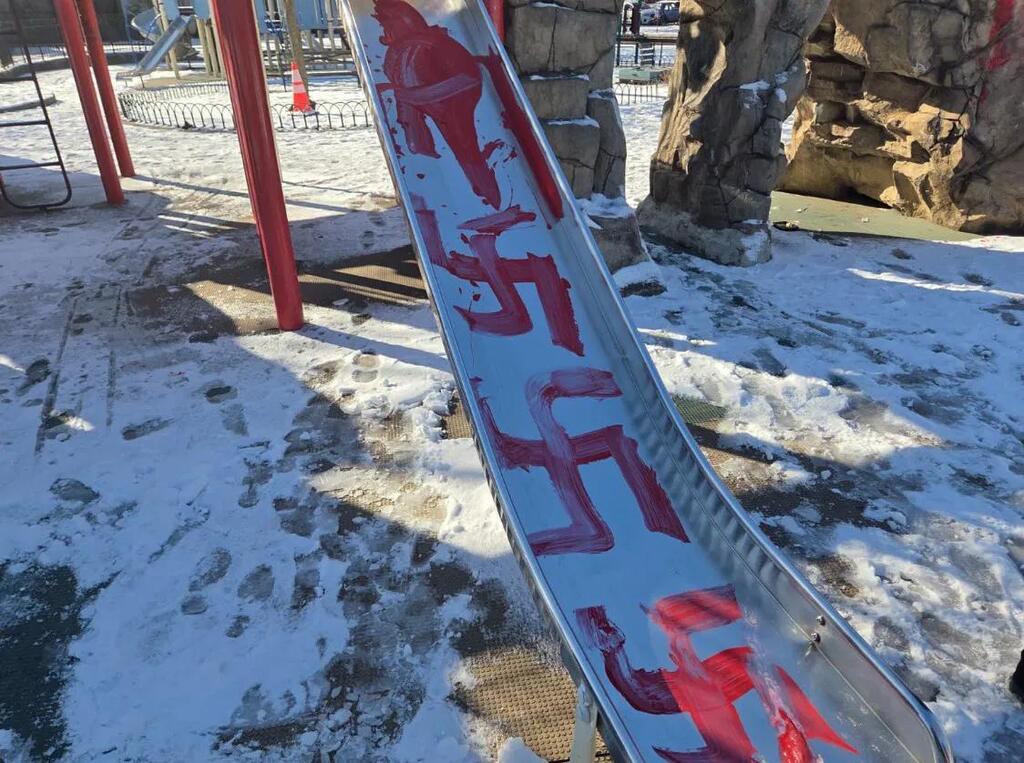 Свастика в ортодоксальном районе Нью-Йорка (Фото из соцсетей) צלבי קרס על מגלשה