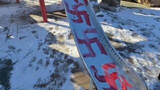 צלבי קרס על מגלשה