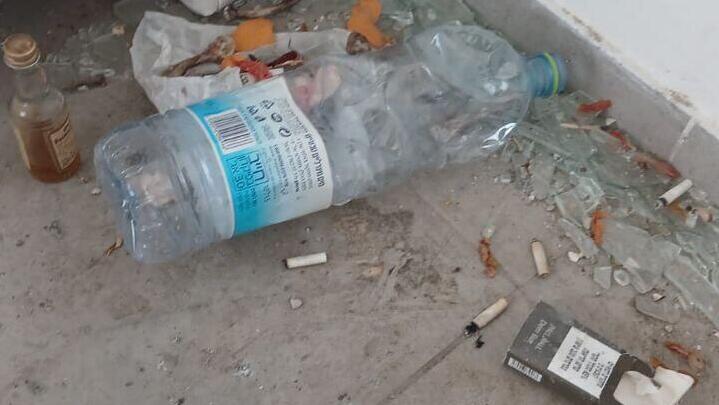 ונדליזם בבניין דירות בפתח תקווה שנפגע מטיל איראני