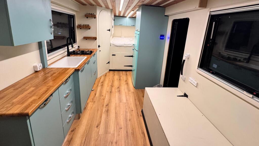 A fully equipped space for cooking, sleeping, bathing and living (Photo: Reef Har Even) בית המשאית