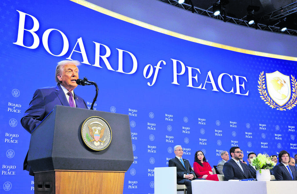 דונלד טראמפ מציג את מועצת השלום