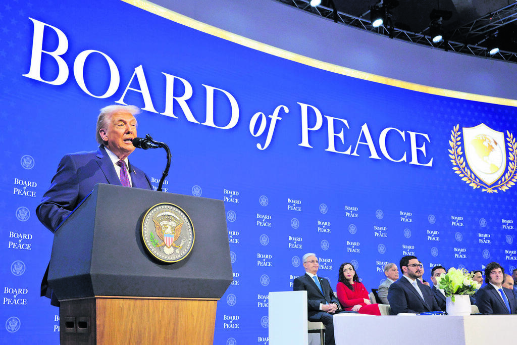 דונלד טראמפ מציג את מועצת השלום