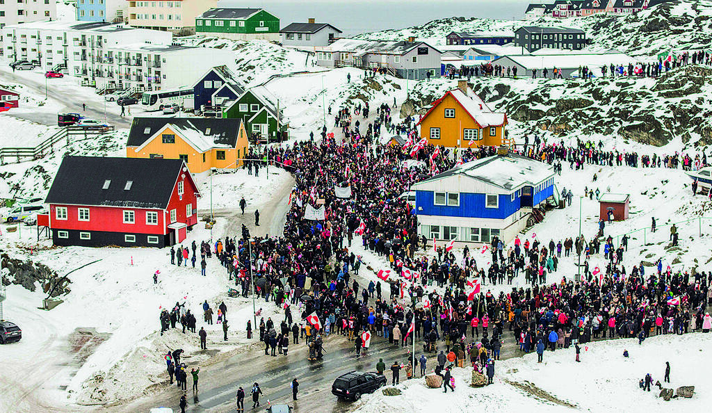 Residents of Nuuk take to the streets (Photo: Mads Schmidt Rasmussen/AFP) תושבי נוק יוצאים לרחובות