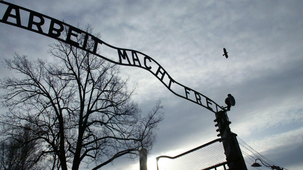The sign at the entrance to the Auschwitz concentration and extermination camp (Photo: Katarina Stoltz/Reuters) השלט בכניסה למחנה הריכוז וההשמדה אושוויץ