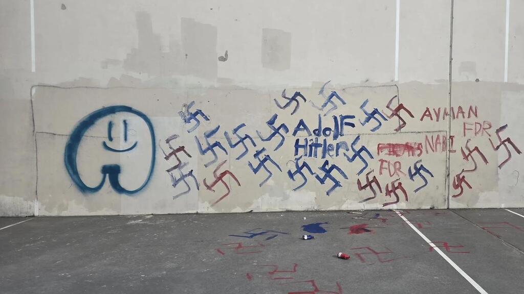 Свастика в ортодоксальном районе Нью-Йорка (Фото из соцсетей) צלבי קרס וכתובת אדולף היטלר בניו יורק