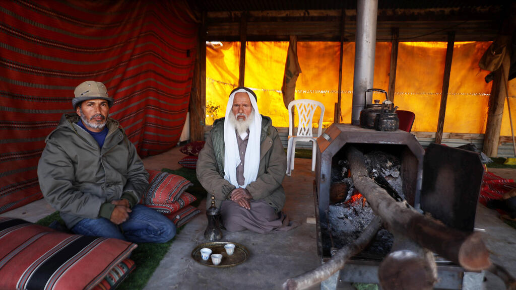 מוחמד וסלאמה אלתוחי באוהל המשפחתי