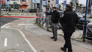 הצית שוטרים שניסו להשתלט עליו ויואשם בניסיון רצח