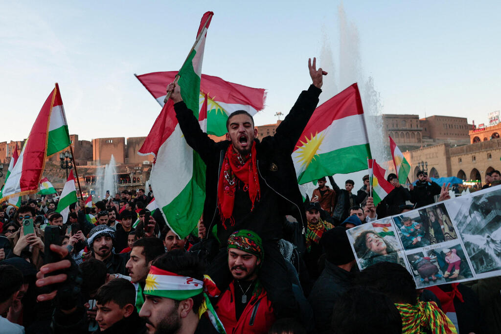 כורדים מפגינים בעיר ארביל ב כורדיסטן העיראקית עיראק בצל הקרבות ב סוריה בין כוחות א-שרע לכוחות הכורדיים מה- SDF