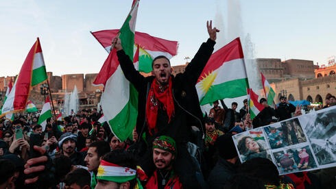 כורדים מפגינים בעיר ארביל ב כורדיסטן העיראקית עיראק בצל הקרבות ב סוריה בין כוחות א-שרע לכוחות הכורדיים מה- SDF