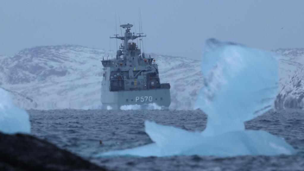 Royal Danish Navy in Greenland (Photo: Sean Gallup/Getty Images) ספינת חיל הים הדני מול חופי גרינלנד