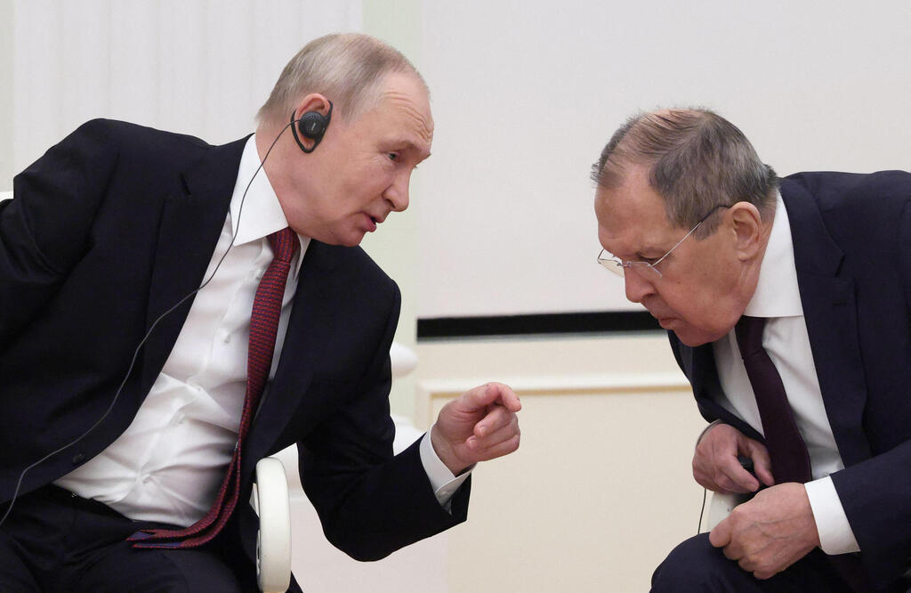Russia believes the United States is deeply involved in Ukrainian attacks against it and has raised the issue with Washington, (Photo: Ramil Sitdikov / POOL / AFP) נשיא רוסיה ולדימיר פוטין עם שר החוץ סרגיי לברוב