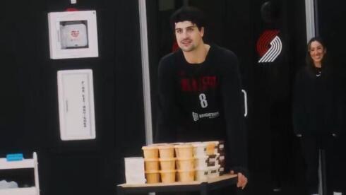 דני אבדיה מביא גלידות "טורבו" לחבריו בפורטלנד