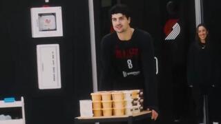 דני אבדיה מביא גלידות "טורבו" לחבריו בפורטלנד