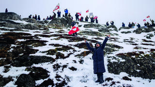מפגינים מניפים דגלי גרינלנד בעיר נוק