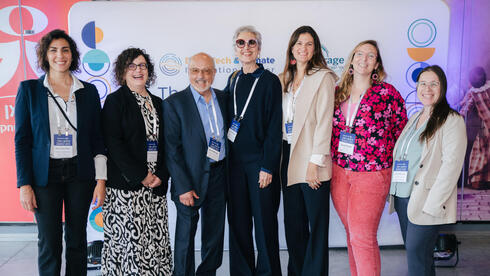 מימין לשמאל: תמר שכטר כהן- מנהלת שותפויות, מרכז החדשנות ענת פסוק- סמנכ"ל יזמות, מרכז החדשנות ניקול הוד סטרו- מנכ"ל, קרן מיראז' ישראל לורה מיראז'- נשיאה, קרן מיראז' ישראל דיוויד מיראז'- נשיא, קרן מיראז' ישראל סיוון כהן שחרי - מנכ"ל, מרכז החדשנות סיני גוהר ברק- מנהלת חדשנות, קרן מיראז' ישראל