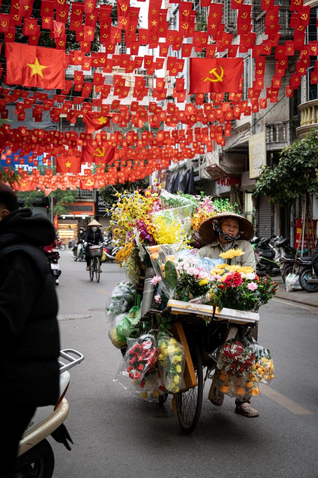 Mobile street stall in Hanoi (Photo: Guy Bar-On) האנוי
