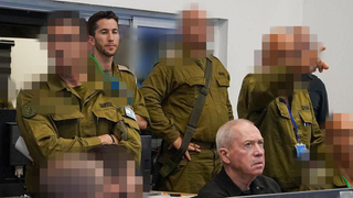 הקצין המתחזה אסף שמואלביץ' בחמ"ל עם שר הביטחון יואב גלנט, בתחילת המלחמה