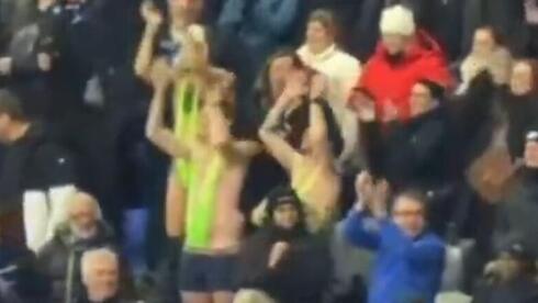 אוהדים בלגים לבושים כמו בוראט בקזחסטן