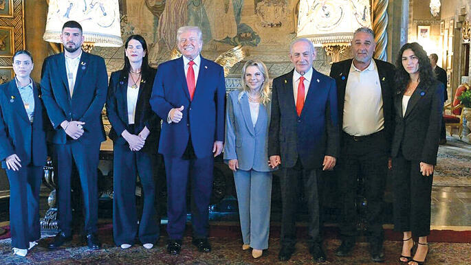 עם הנשיא, נתניהו ומשפחתה. "טראמפ ידע הכל על רני, זה ריגש אותנו" | צילום: עמוס בן גרשון, לע"מ