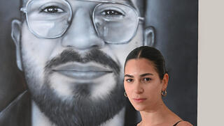 שירה גואילי על רקע דיוקנו של רן, השבוע. "המאבק זה הג'וב 'הנחשק' שלי והוא בחר אותי. אני מקווה שרני גאה בי" | צילום: הרצל יוסף