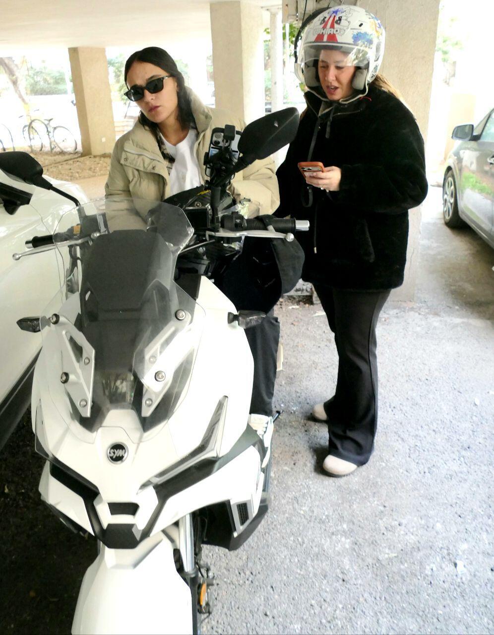 "ככה היא חוגגת איתו". עמית ודמארי (צילום: אמיר מאירי) דניאל עמית ואמילי דמארי לאחר האירוסין