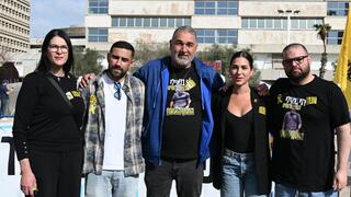 איתן הורן ושגב כלפון עם משפחת גואילי בקבלת שבת בכיכר החטופים למען השבתו של רן גואילי ז"ל 