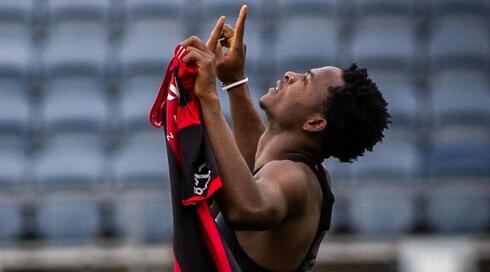 אנדרו אידוקו חוגג