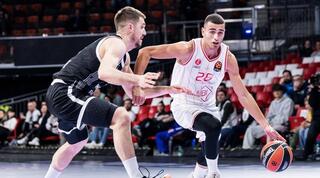 ים מדר עם הכדור