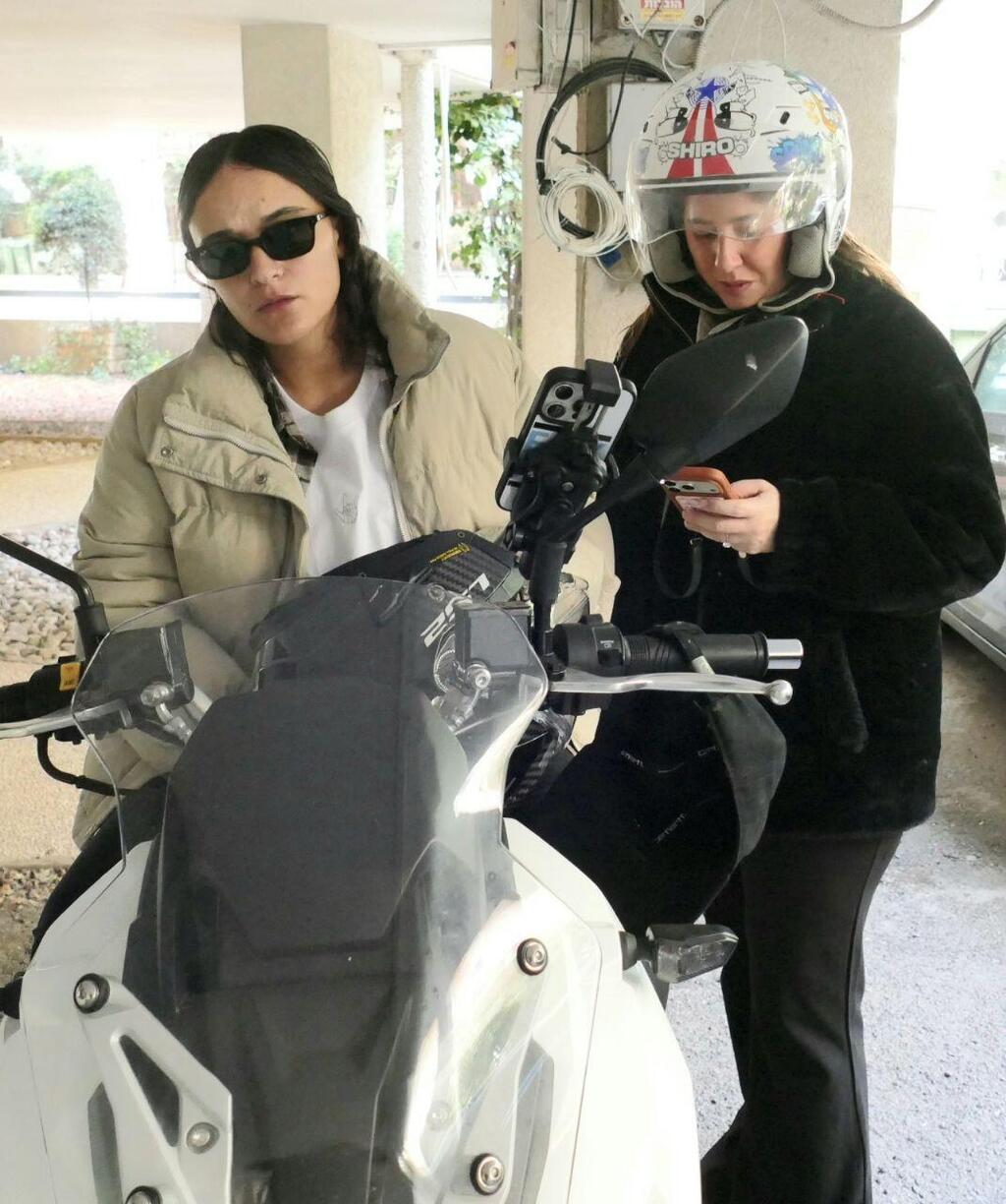 עולות על הטוסטוס. עמית ודמארי מאורסות (צילום: אמיר מאירי) דניאל עמית ואמילי דמארי לאחר האירוסין